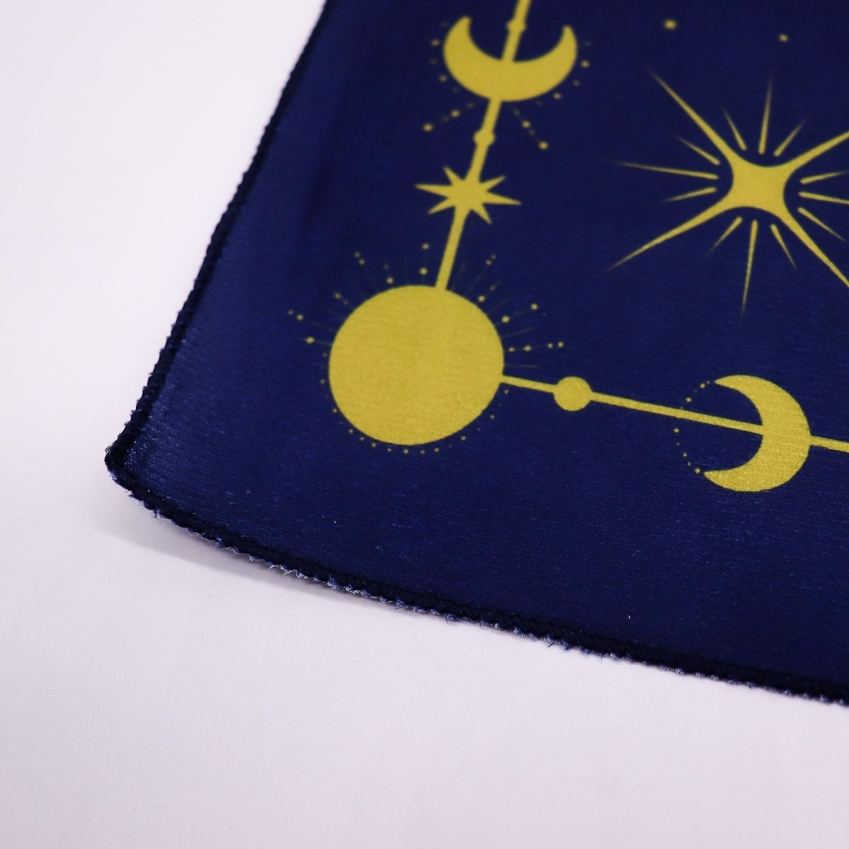 Tapete para lectura del Tarot del Zodiaco de Mystical Tienda, con símbolos zodiacales y diseño detallado en tonos místicos.