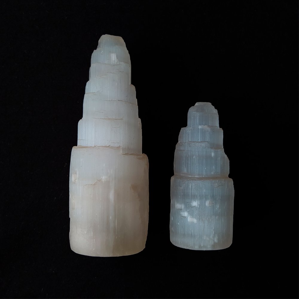 Torre de selenita de forma geométrica, pieza decorativa de cristal blanco, de la marca Mystical Tienda.