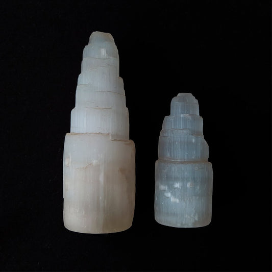 Torre de selenita de forma geométrica, pieza decorativa de cristal blanco, de la marca Mystical Tienda.