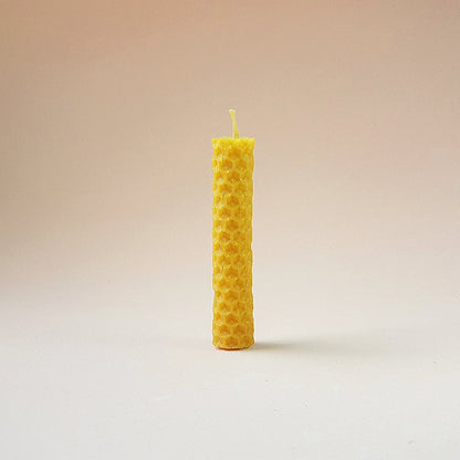 Vela de miel de la marca Mystical Tienda, con cera dorada y mecha visible, ideal para crear ambiente cálido y acogedor.