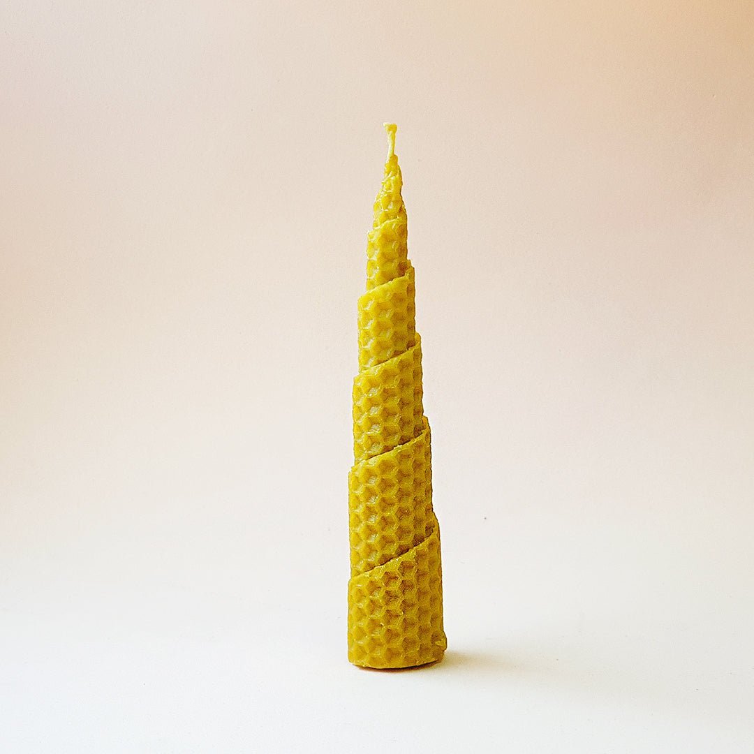 Vela de miel de la marca Mystical Tienda, con aroma cálido y color dorado, en un vaso decorativo.