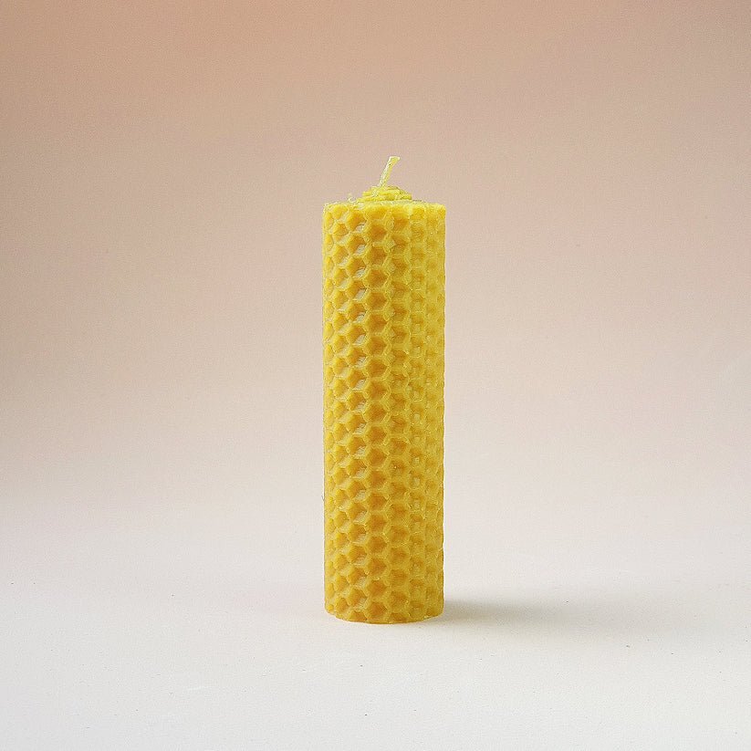 Vela de miel de la marca Mystical Tienda, con cera dorada y mecha de algodón, lista para iluminar cualquier espacio.