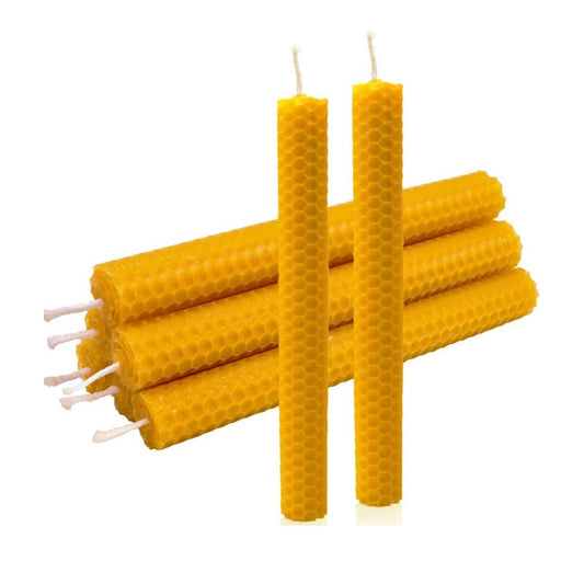 Vela de miel de la marca Mystical Tienda, con aroma suave y color dorado, en forma de vela decorativa.