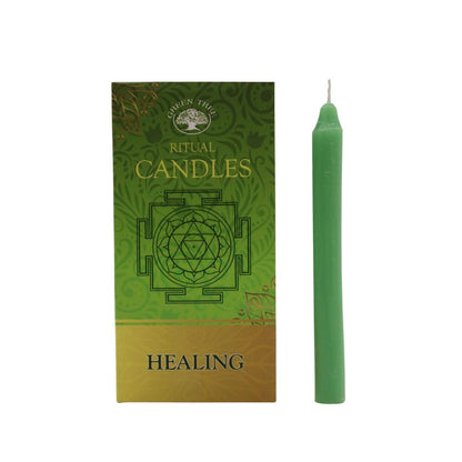 Vela verde 'Green Tree' de Mystical Tienda para sanación, con diseño de árbol y cera sólida sobre fondo neutro.