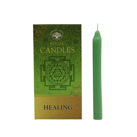 Vela verde 'Green Tree' de Mystical Tienda para sanación, con diseño de árbol y cera sólida sobre fondo neutro.