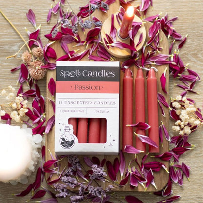 Vela de la marca Mystical Tienda, Spell Candle Pasión, con diseño decorativo y color vibrante para rituales y decoración.