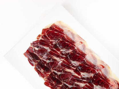 Jamon ibérico de bellota Sagrada Paleta 80g de la marca Monjamón y Más, vista en detalle con cuchillo.